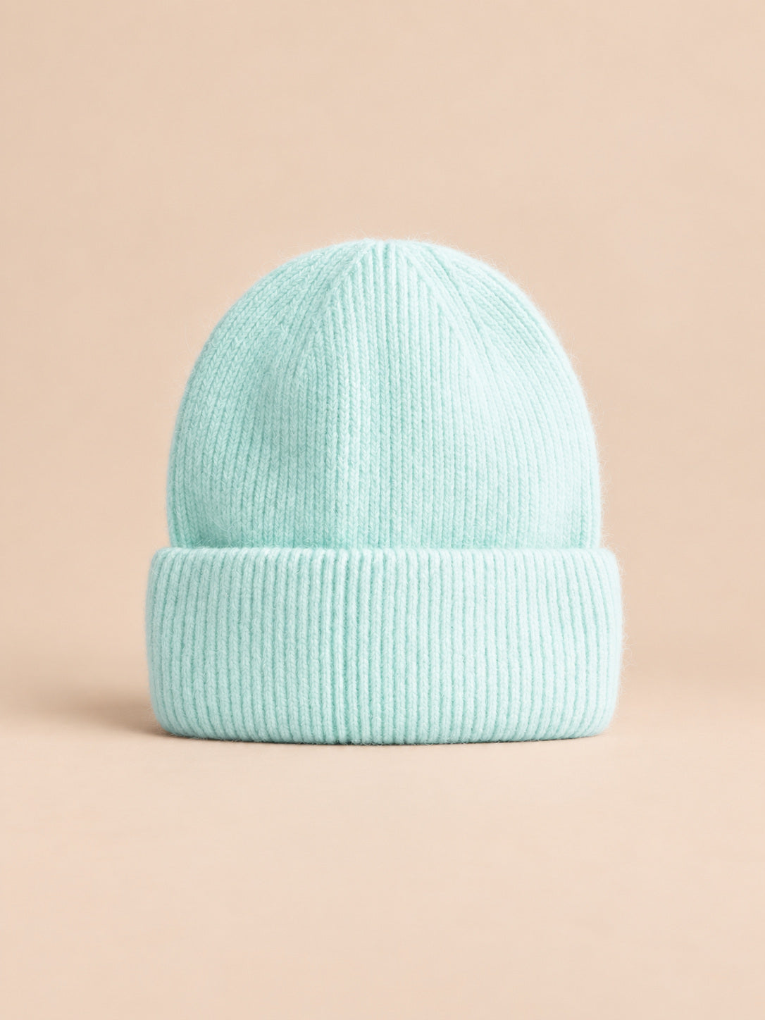 Bonnet femme en fourrure de lapin et coton épais, modèle 21, vue de face sur fond pêche sable