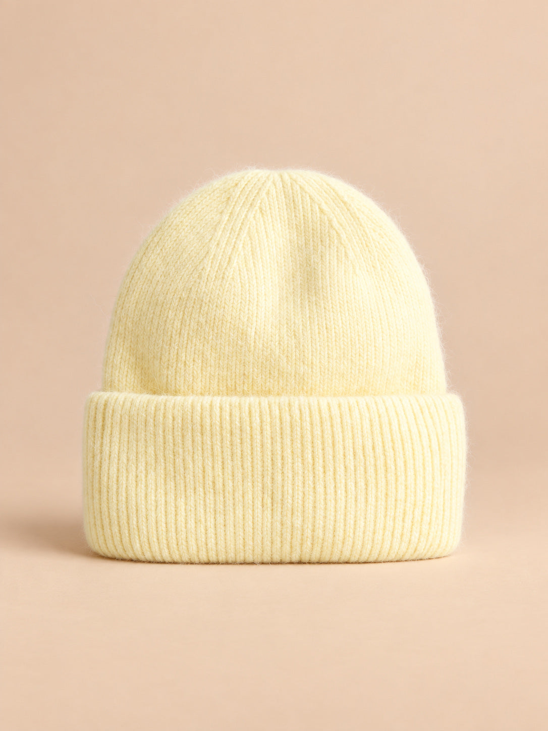 Bonnet femme en fourrure de lapin et coton épais, modèle 28, vue de face sur fond pêche sable