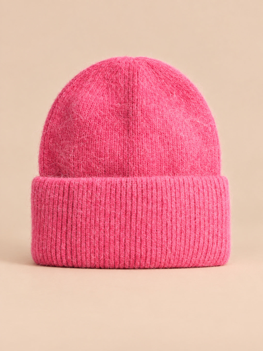 Bonnet femme en fourrure de lapin et coton épais, modèle 32, vue de face sur fond pêche sable