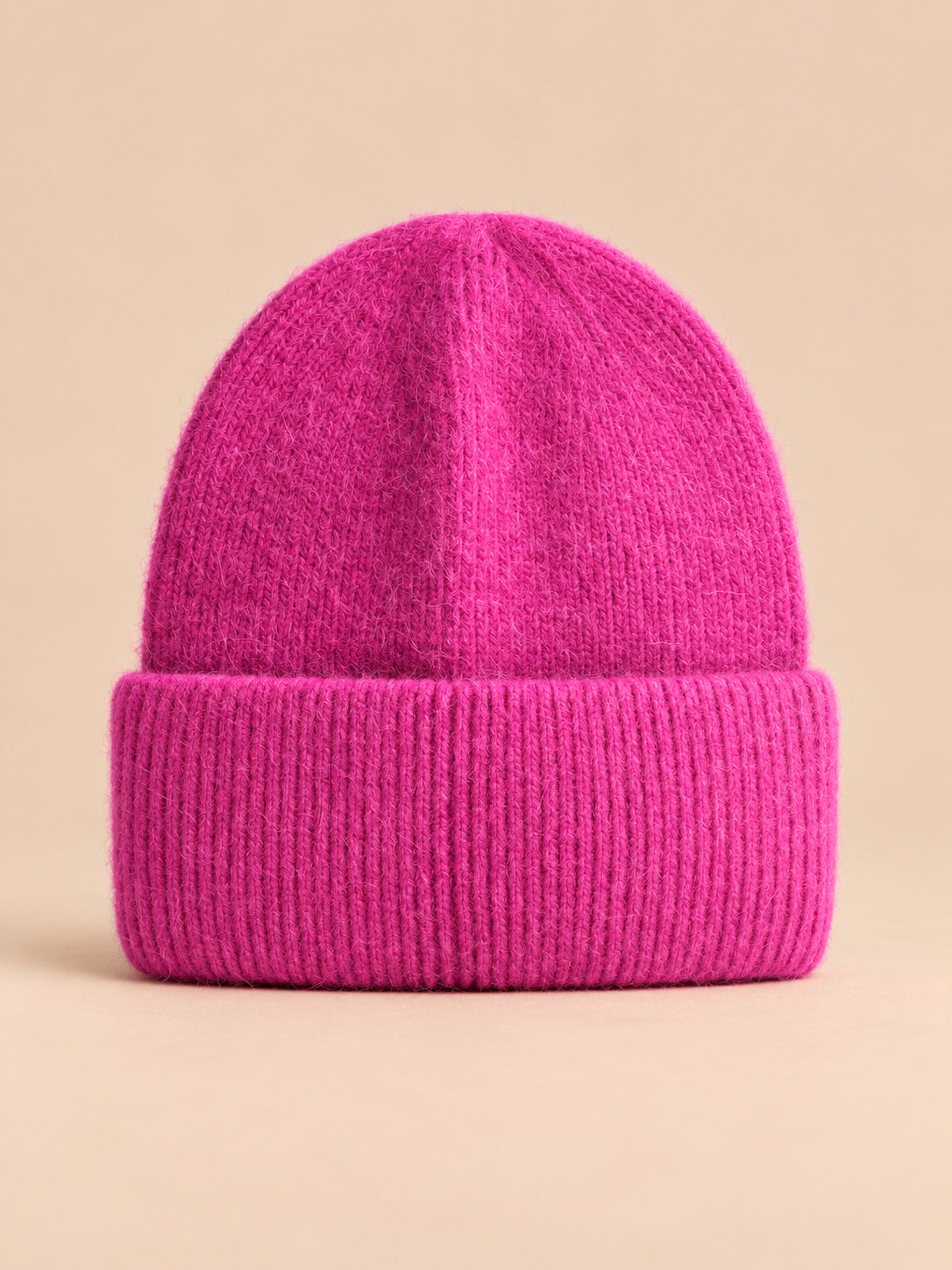 Bonnet femme en fourrure de lapin et coton épais, modèle 33, vue de face sur fond pêche sable