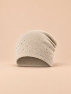 Gorro de mujer de punto con strass, estilo streetwear, color beige, vista frontal