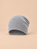 Gorro de mujer de punto con strass, estilo streetwear, color gris claro, vista frontal