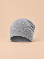 Gorro de mujer de punto con strass, estilo streetwear, color gris claro, vista frontal