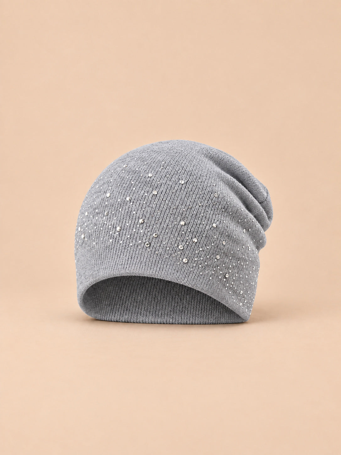 Gorro de mujer de punto con strass, estilo streetwear, color gris claro, vista frontal