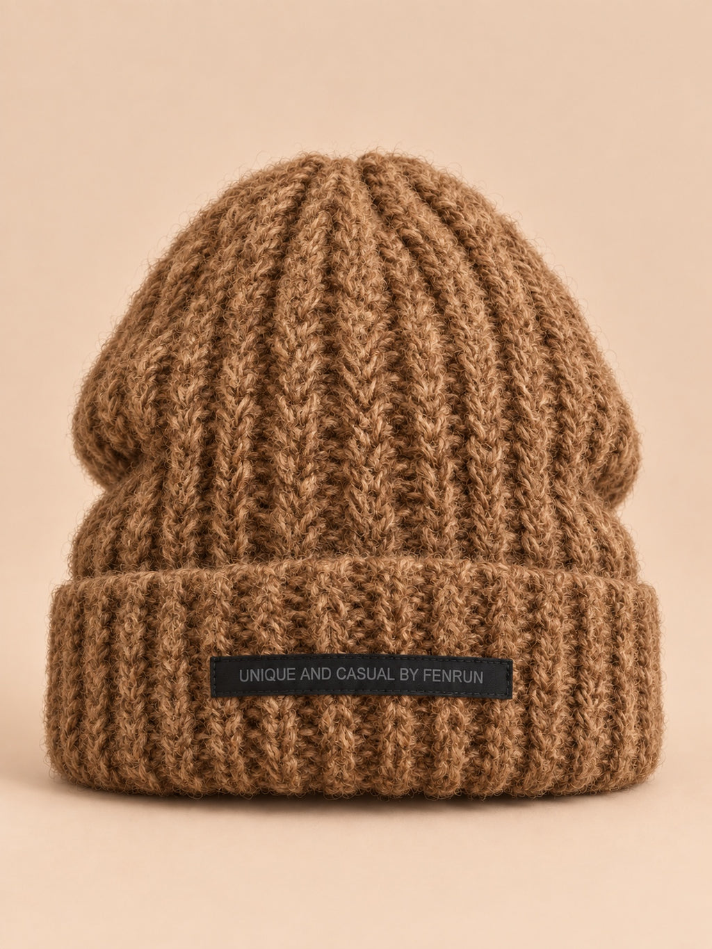 Gorro bordado de punto grueso cálido para invierno, color café, vista frontal en la fotografía del producto