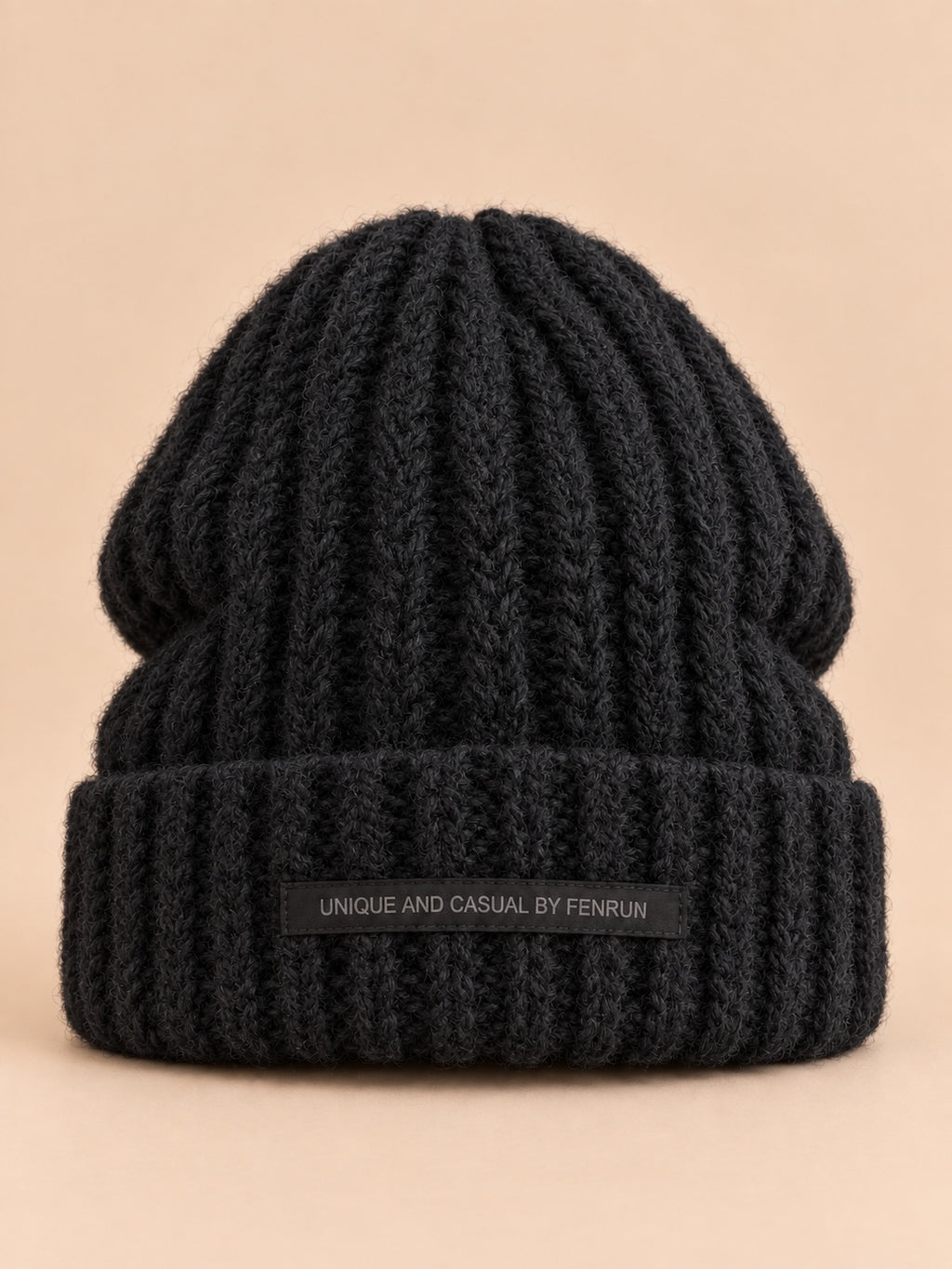 Bonnet noir en maille épaisse à revers et étiquette, vue de face.