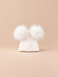 Bonnet double pompon, blanc, pompons assortis, vue de face sur fond pêche sable.