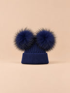 Gorro de mezcla de cachemira con doble pompón de mapache, pompones a juego, color azul marino, vista frontal