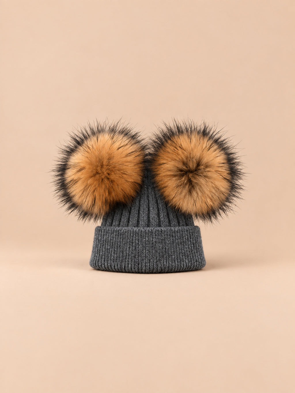 Gorro de mezcla de cachemira con doble pompón de mapache, pompones de color natural, color gris oscuro, vista frontal