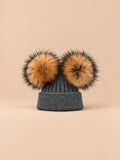 Gorro de mezcla de cachemira con doble pompón de mapache, pompones de color natural, color gris oscuro, vista frontal