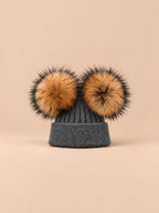 Gorro de mezcla de cachemira con doble pompón de mapache, pompones de color natural, color gris oscuro, vista frontal