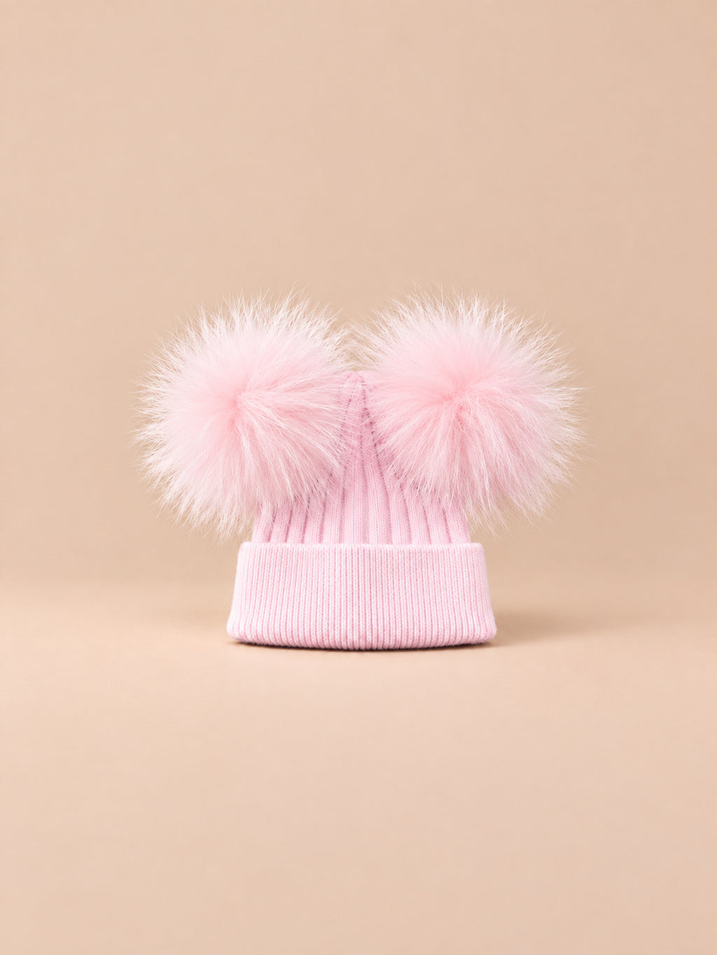 Gorro de mezcla de cachemira con doble pompón de mapache, pompones a juego, color rosa, vista frontal