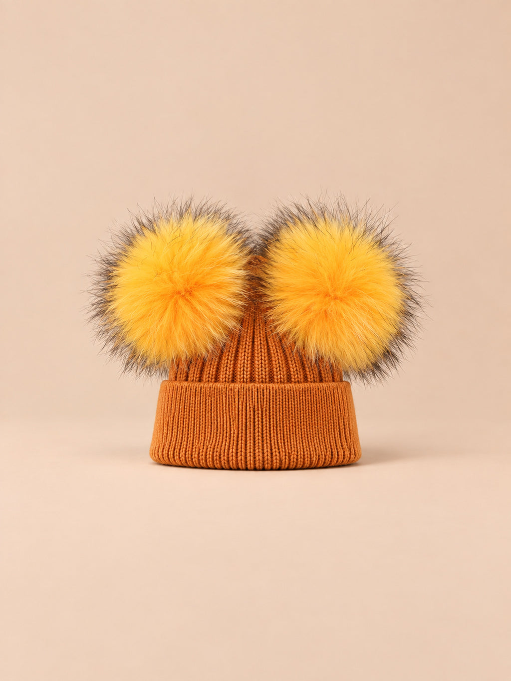 Bonnet double pompon, roux, pompons assortis, vue de face sur fond pêche sable.
