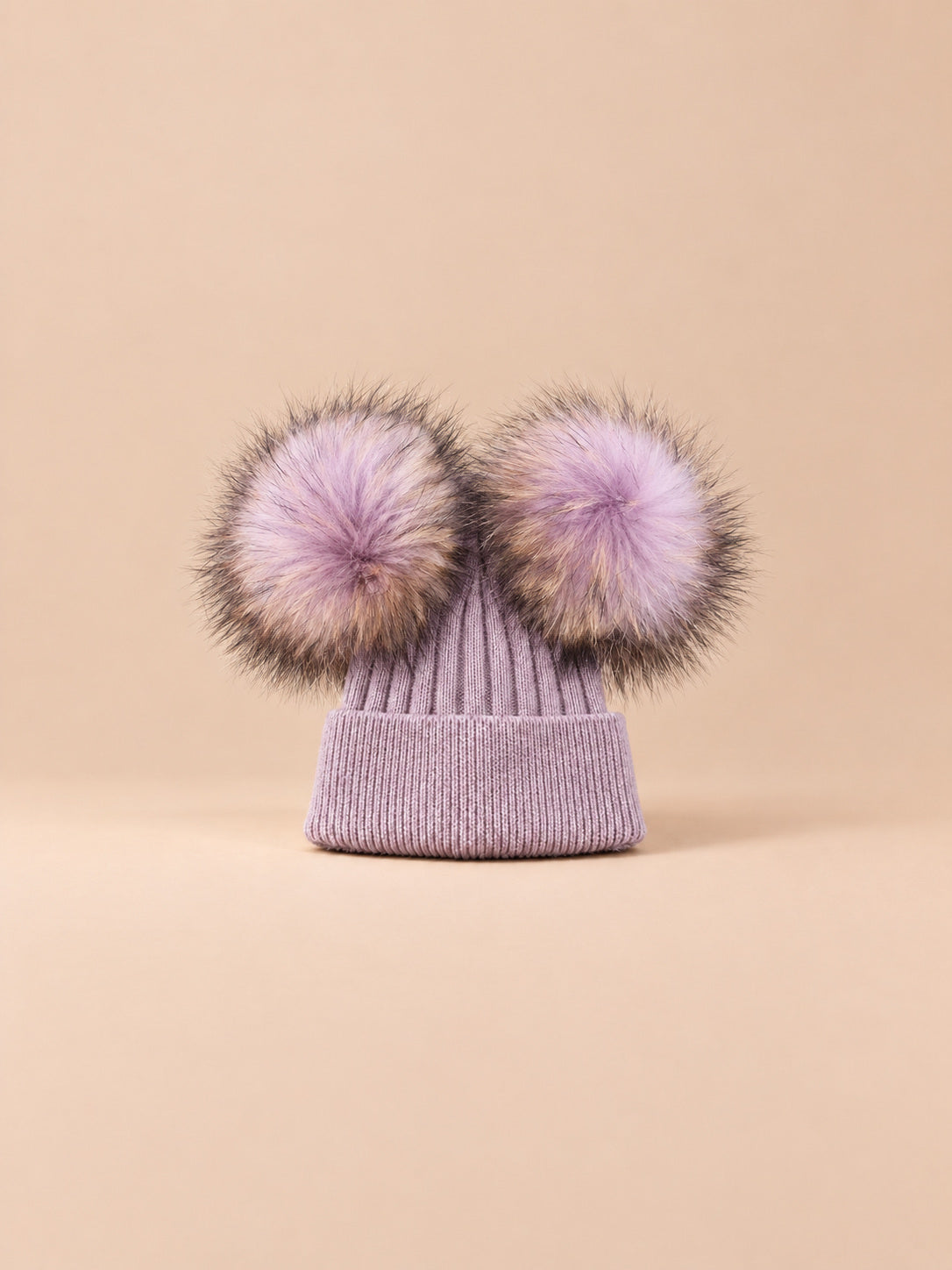 Bonnet double pompon, violet, pompons assortis, vue de face sur fond pêche sable.