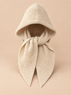 Cagoule bonnet-écharpe beige en maille, vue de face sur fond pêche sable
