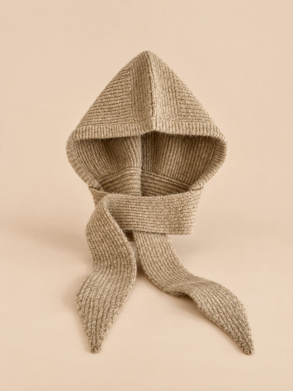 Cagoule bonnet-écharpe kaki e en maille, vue de face sur fond pêche sable