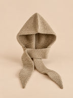 Cagoule bonnet-écharpe kaki e en maille, vue de face sur fond pêche sable