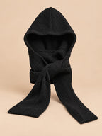 Cagoule bonnet-écharpe noir en maille, vue de face sur fond pêche sable