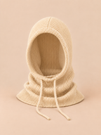 Capucha de pura lana con cuello integrado, color beige, vista frontal en la fotografía del producto