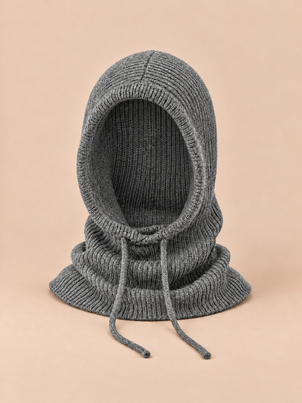 Capucha de pura lana con cuello integrado, color gris claro, vista frontal en la fotografía del producto