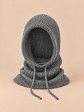 Capucha de pura lana con cuello integrado, color gris claro, vista frontal en la fotografía del producto