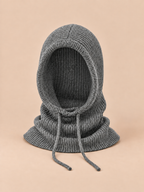 Capucha de pura lana con cuello integrado, color gris claro, vista frontal en la fotografía del producto