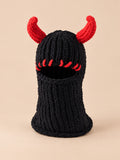 Cagoule crochet cornes de diable modèle 2 noire et rouge, vue de face sur fond pêche sable