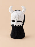 Cagoule crochet cornes de diable modèle 5 noire et blanche, vue de face sur fond pêche sable