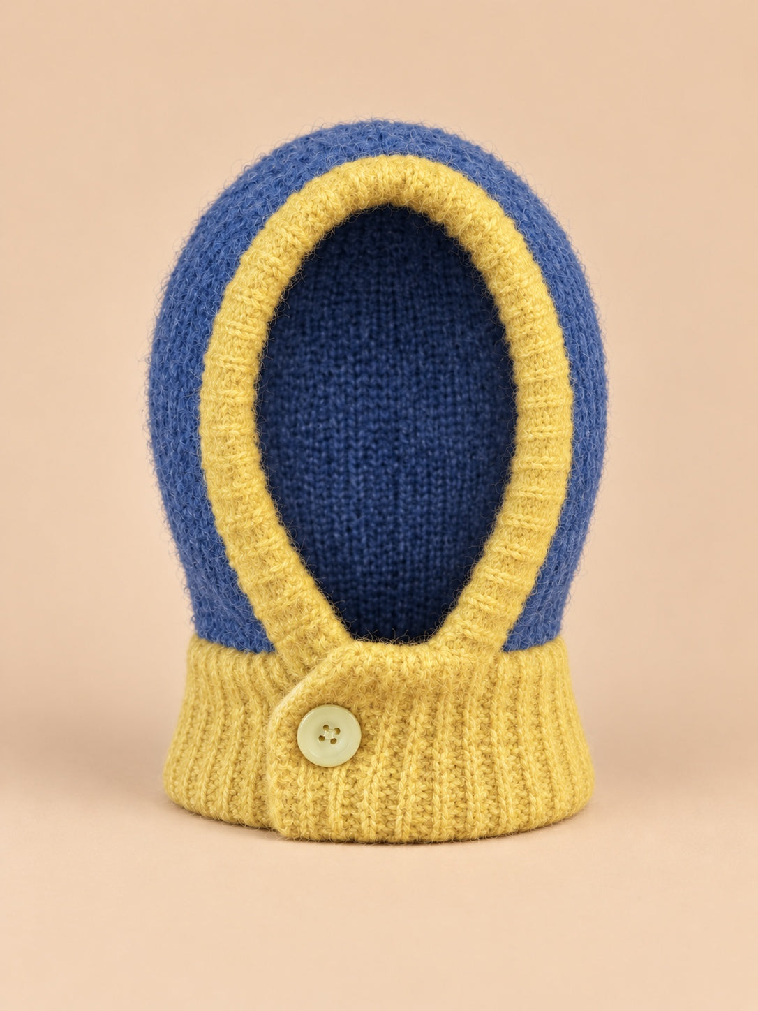 Cagoule femme à écharpe intégrée bleu et jaune, vue de face.