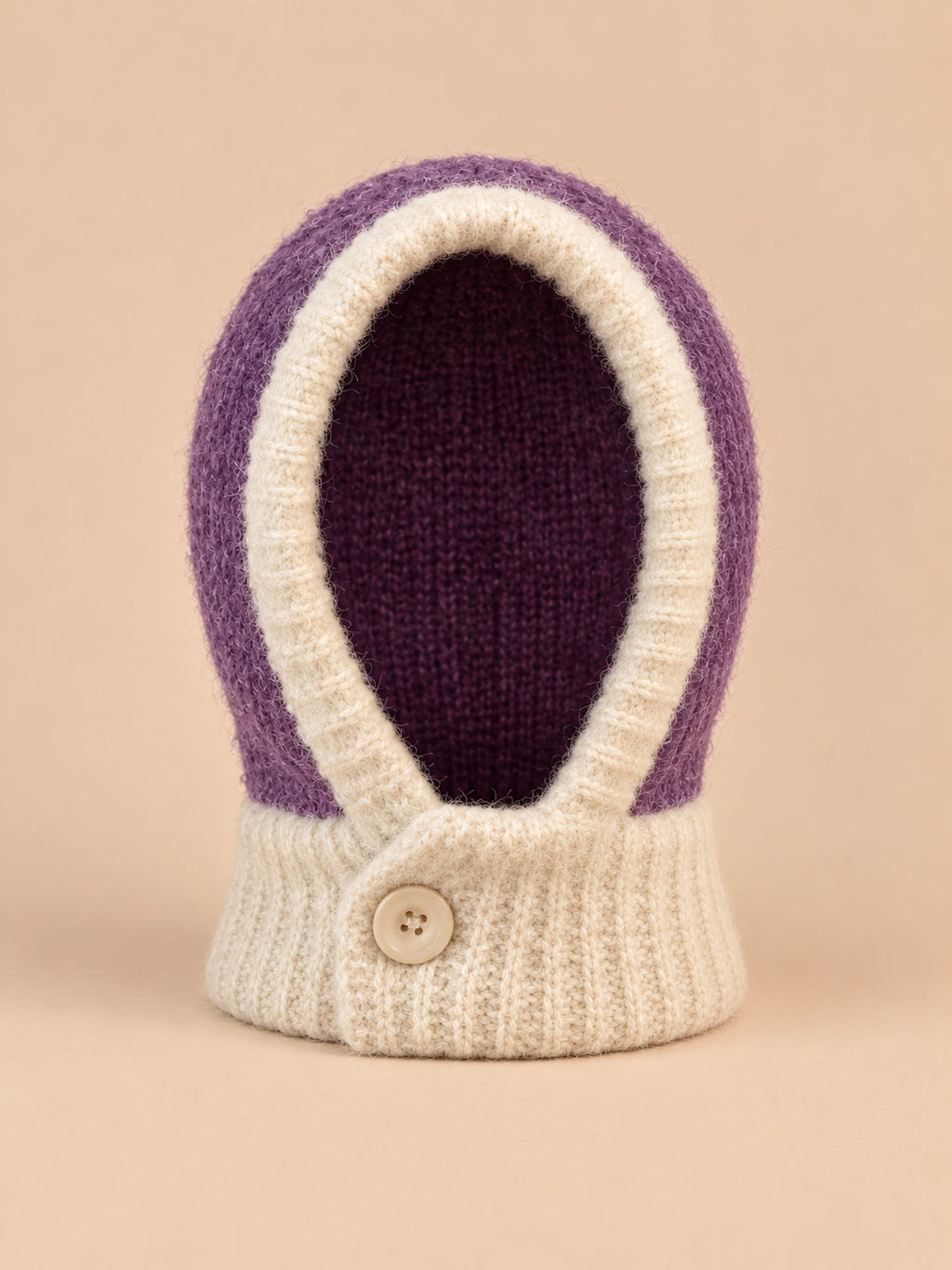 Pasamontañas de mujer con bufanda integrada, estilo patchwork Y2K, violeta y blanco natural, vista frontal