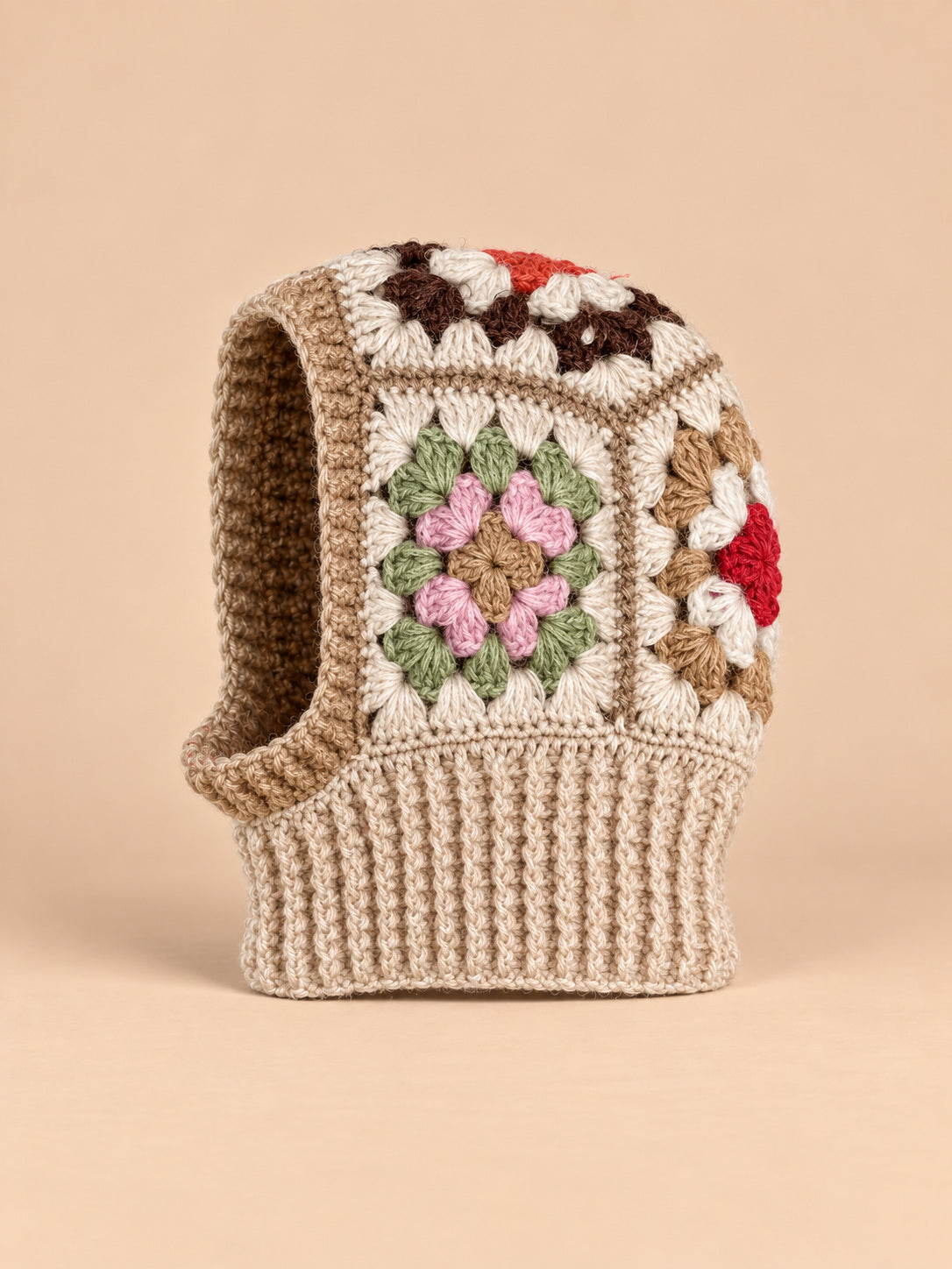 Cagoule femme au crochet bonnet et tour de cou, modèle A, vue de face sur fond pêche sable