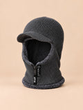 Cagoule homme tricotée gris foncé, doublure polaire, visière et fermeture zippée, vue de face