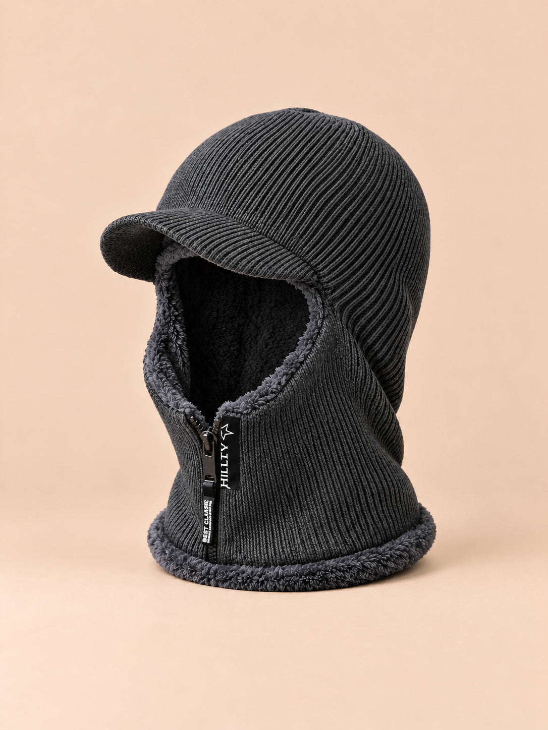 Cagoule homme tricotée gris foncé, doublure polaire, visière et fermeture zippée, vue de trois quarts