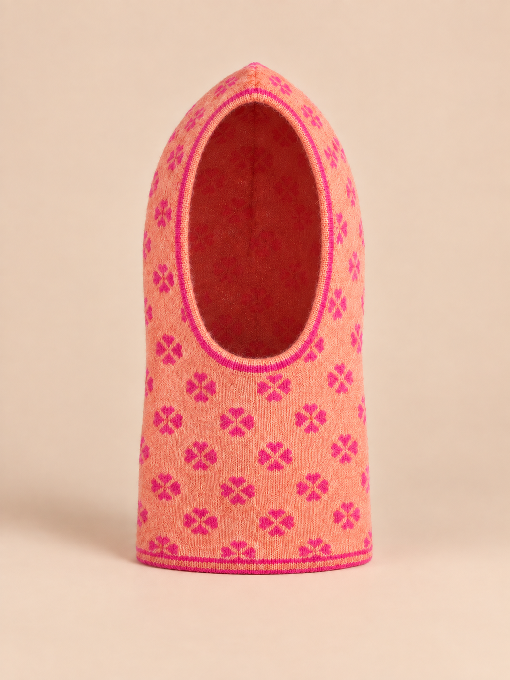 Pasamontañas de mujer de punto jacquard con tréboles, color naranja rosado, fotografiado de frente