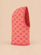 Pasamontañas de mujer de punto jacquard con tréboles, color naranja rosado, vista de tres cuartos