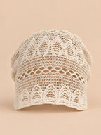 Bonnet calotte froncée beige en dentelle crochet ajourée, vue de face sur fond pêche sable