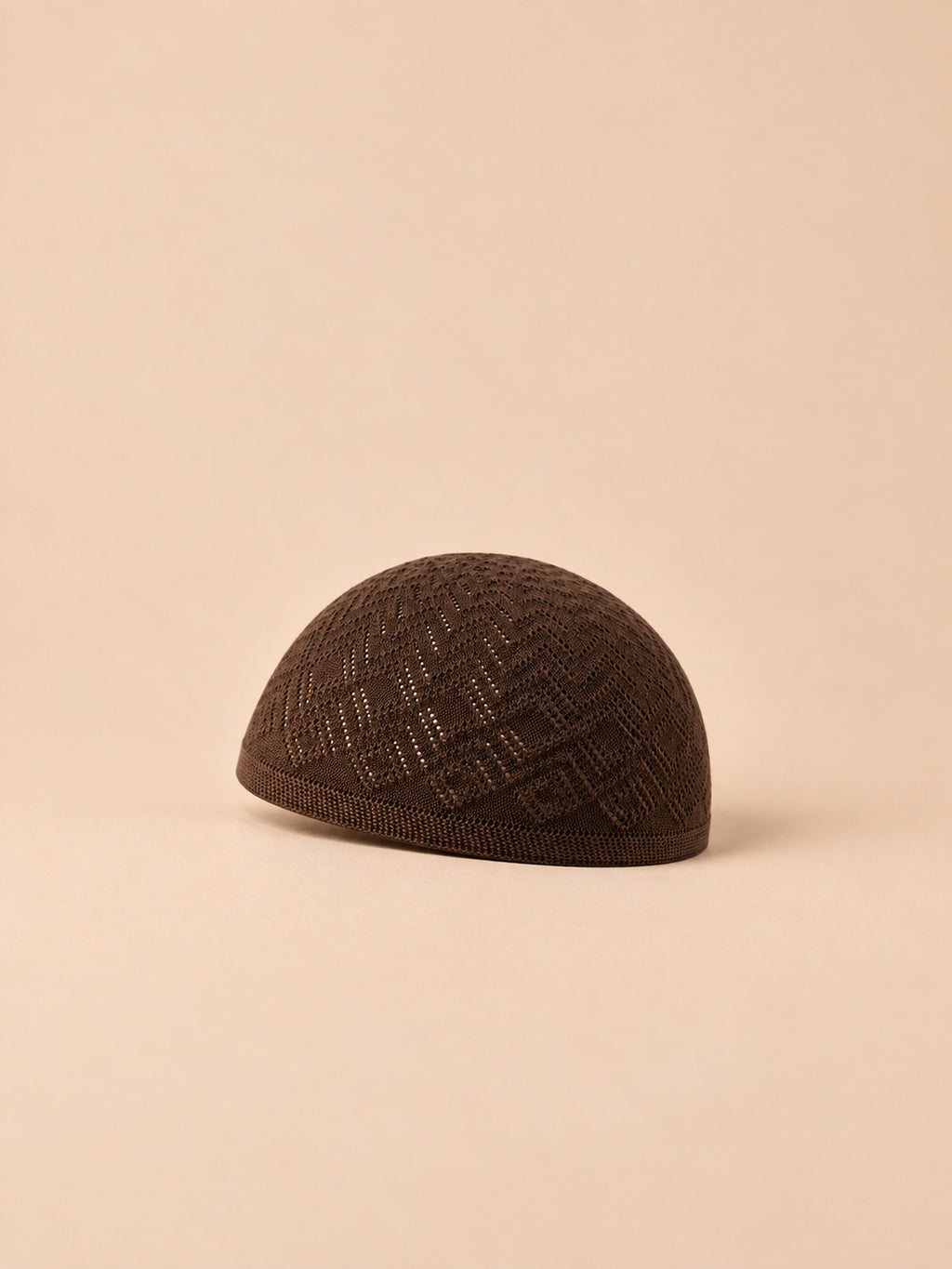 Gorro casquete vintage de rejilla tejida a ganchillo, color café, vista de tres cuartos