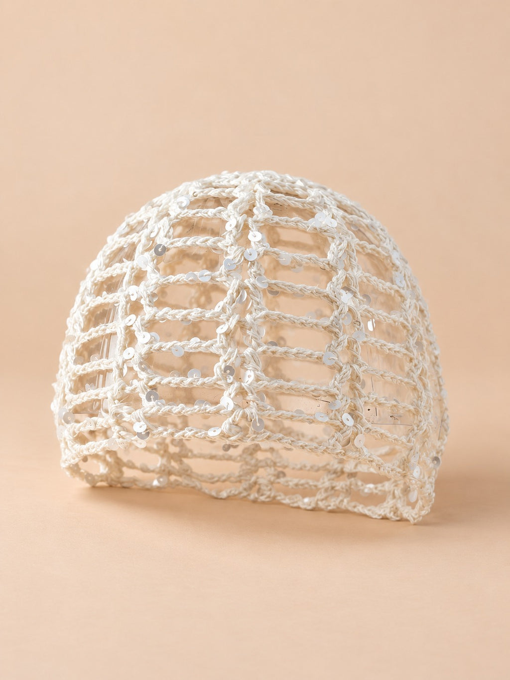Bonnet calotte au crochet à sequins, blanc, vue de trois quarts