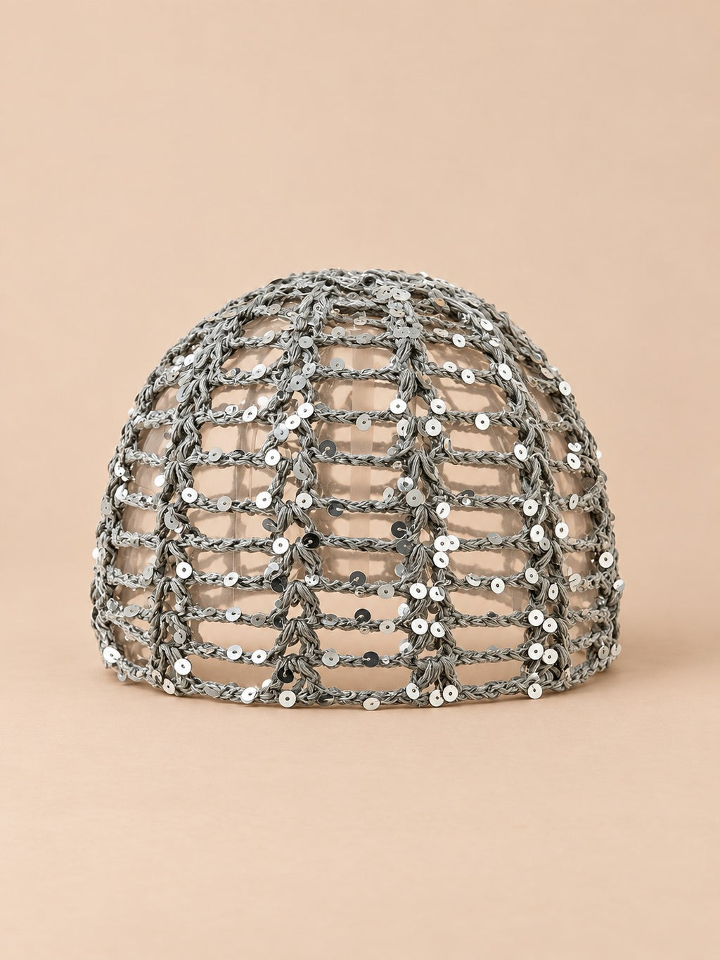 Gorro casquete de ganchillo con lentejuelas para la playa, color gris, vista frontal