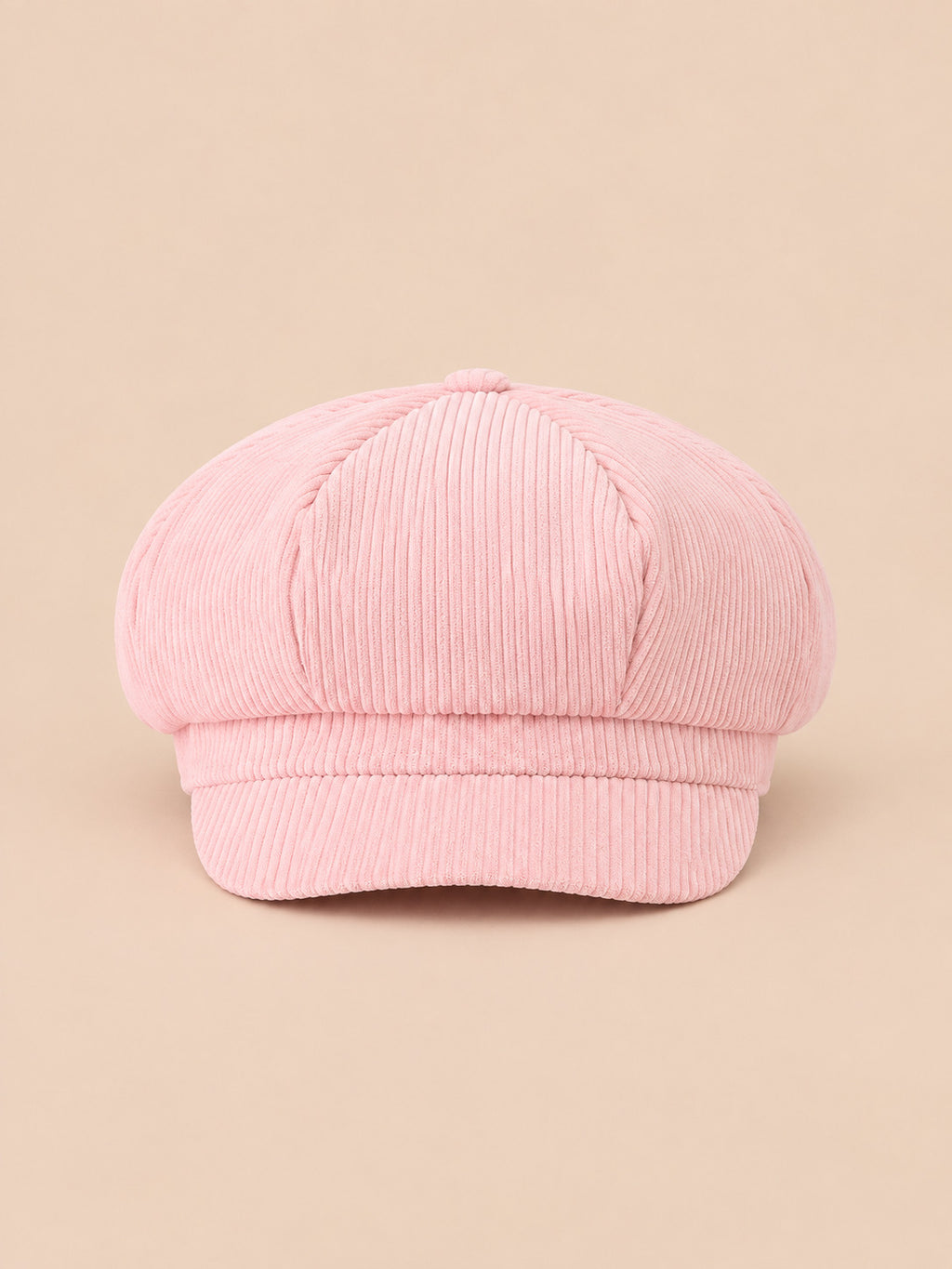 Gorra gavroche de ocho paneles, estilo boina vintage, color rosa, vista frontal, sobre fondo color arena y melocotón