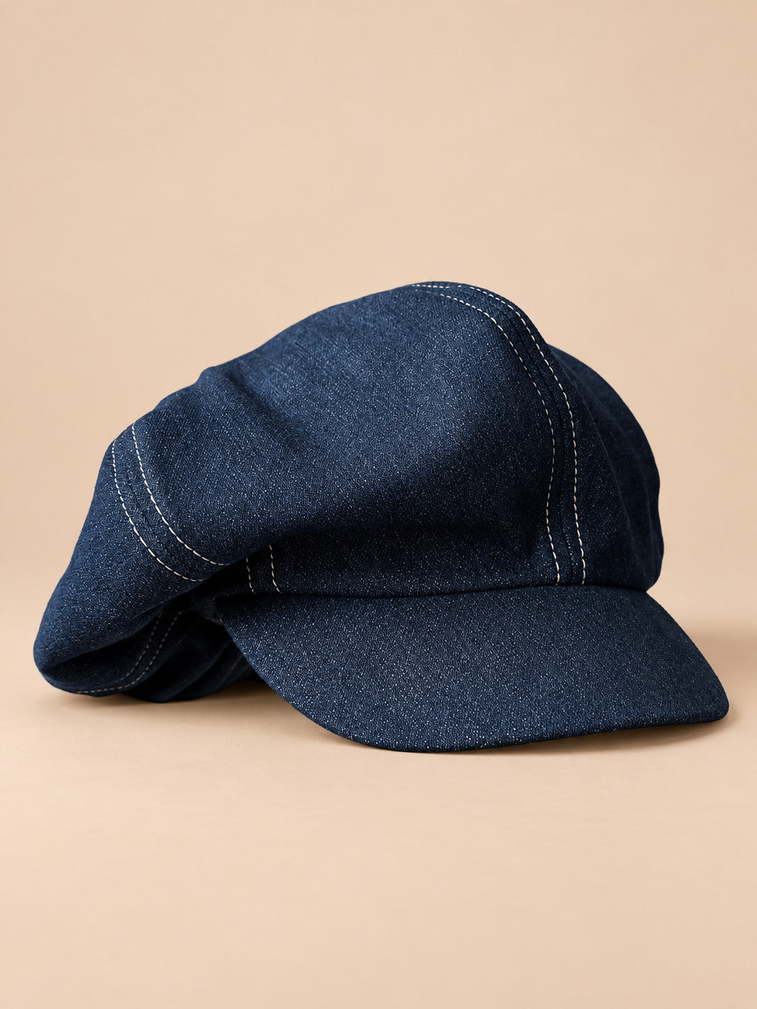 Gorra gavroche vintage de algodón con pata de gallo, color plata, vista frontal, sobre fondo color arena y melocotón