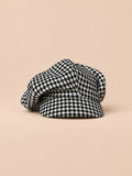 Gorra gavroche vintage de algodón con motivo de pata de gallo multicolor, fotografiada de frente