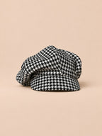 Gorra gavroche vintage de algodón con motivo de pata de gallo multicolor, fotografiada de frente