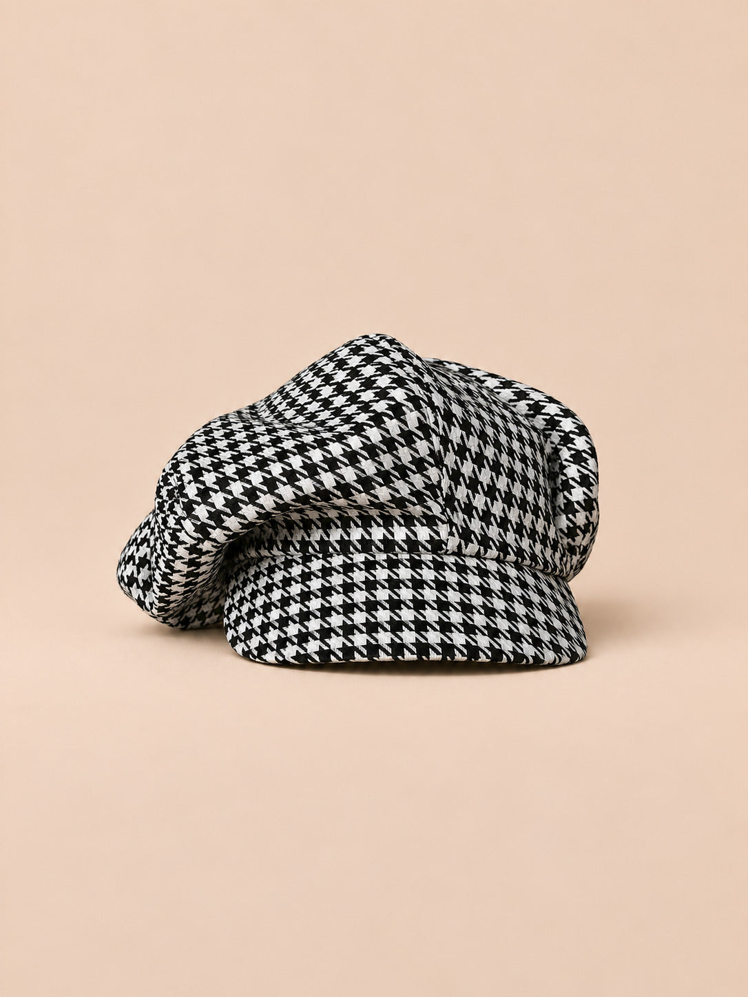 Gorra gavroche vintage de algodón con motivo de pata de gallo multicolor, fotografiada de frente