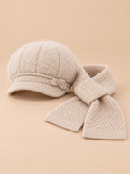 Ensemble chapeau duveteux et écharpe beige, vue de face.