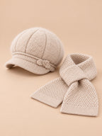 Ensemble chapeau duveteux et écharpe beige, vue de trois quarts.