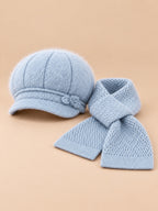Ensemble chapeau duveteux et écharpe gris, vue de face.