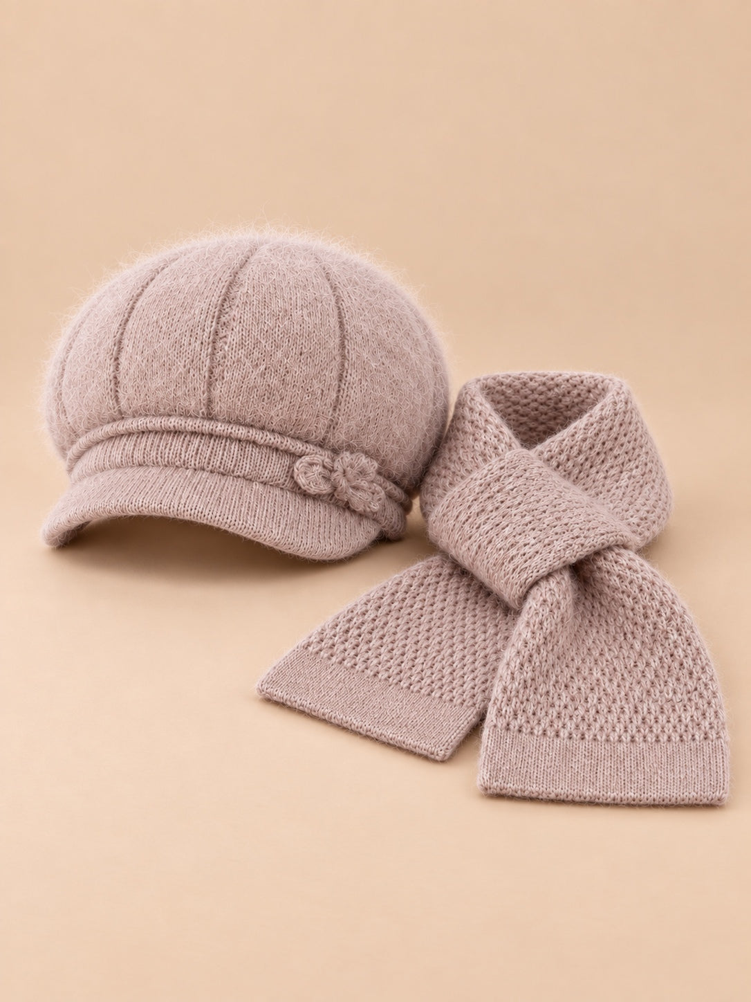 Ensemble chapeau duveteux et écharpe kaki, vue de face.