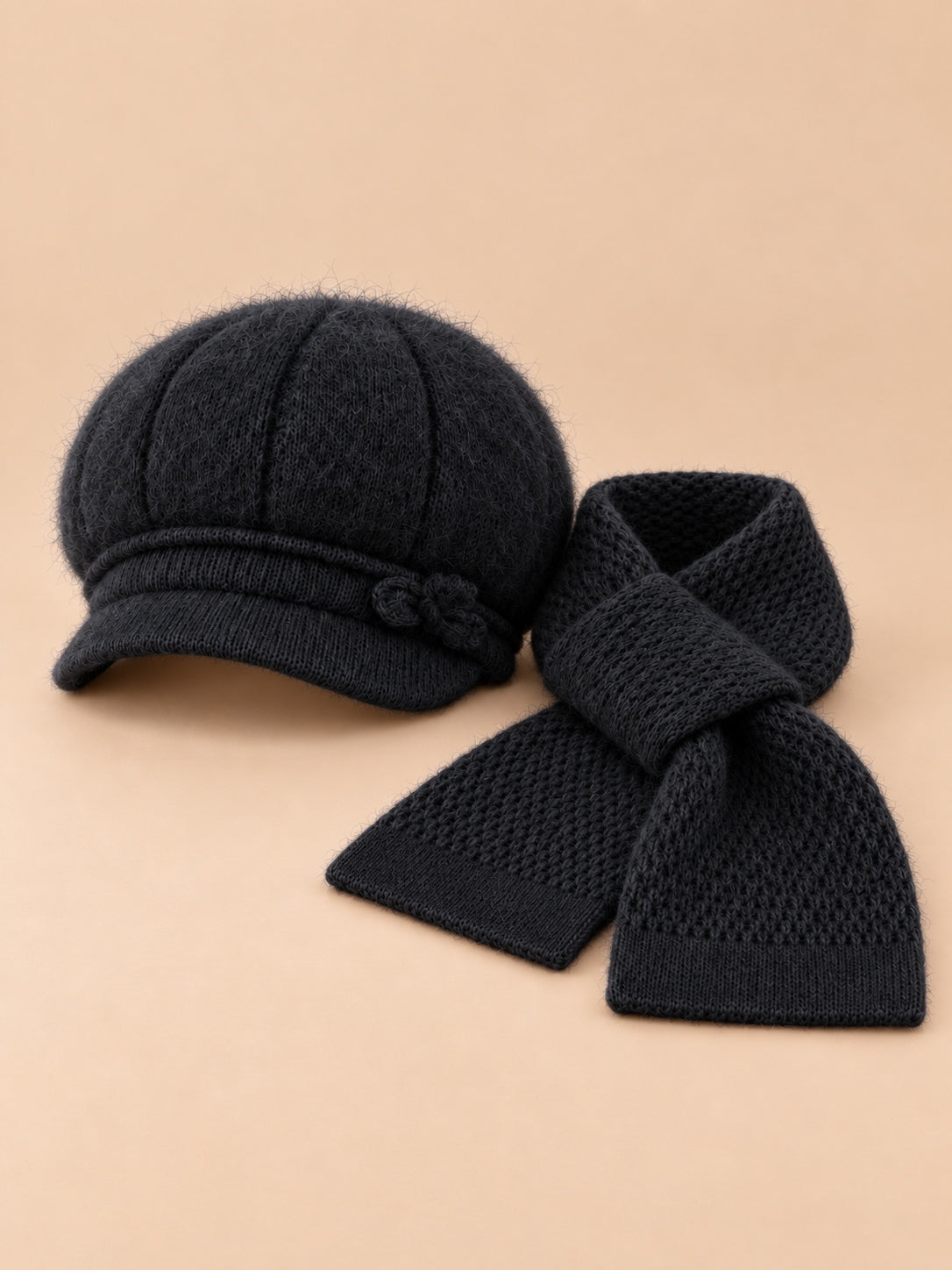 Ensemble chapeau duveteux et écharpe noir, vue de face.