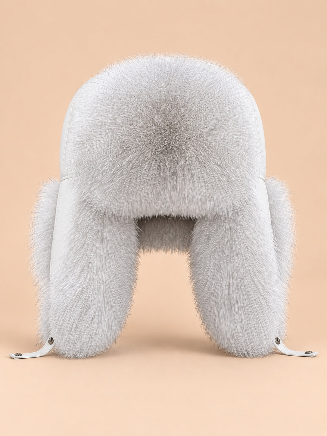 Chapka aviateur en cuir et fourrure renard blanc naturel, vue de face.